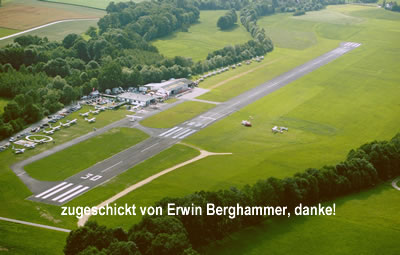 Luftaufnahme Flugplatz Ried kirchheim lolk: Blick auf die Piste aus der Richtung Westen