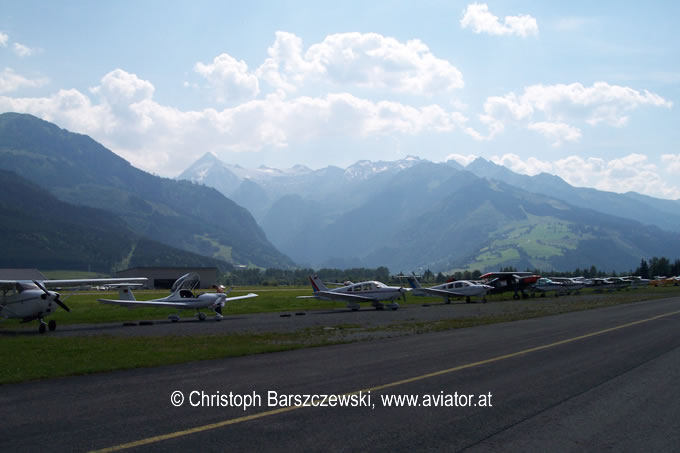 lowz - Zell am See Flugplatz während des UL-Party: im Vordergrund die Flugzeuge, im Hintergrund das imposante Kitzsteinhorn