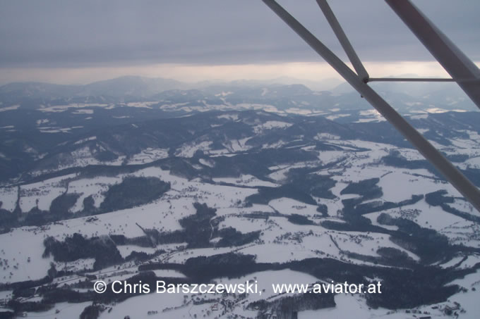 Winterlandschaft: Luftaufnahme von Wienerwald