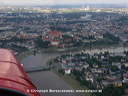 Die Altstadt von krakau mit Wawel und Weichsel im Hintergrund. Eine Luftfaufnahme während der Airshow 