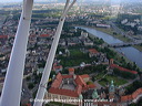 Die Altstadt von Krakau mit Wawel und Weichsel im Hintergrund. Eine Luftfaufnahme während der Airshow 