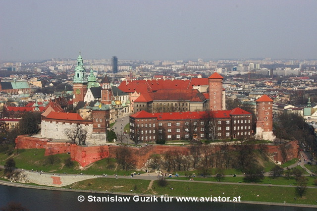 Wawel, Sitz der polnischen Könige vom X bis XVII Jahrhundert. Eine Luftfaufnahme während der Airshow 