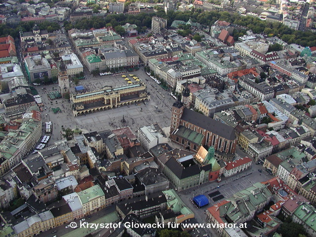 Krakauer Altstadt mit Blick auf Marienkirche, Hauptplatz, Tuchhallen...- Luftaufnahme