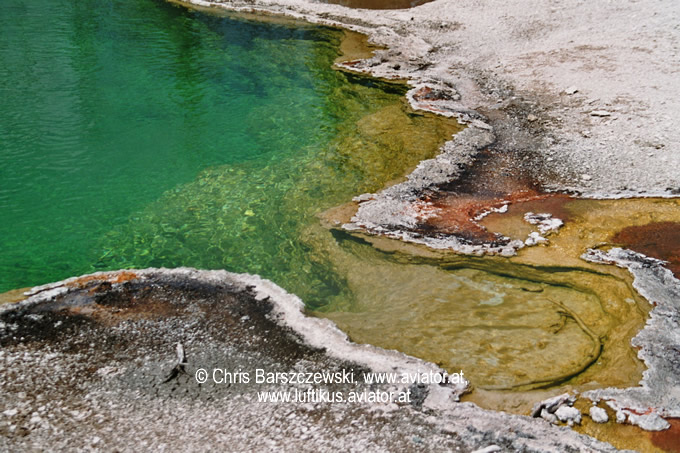 Yellowstone_hot_spring_geyzir_basin_3sm.jpg
