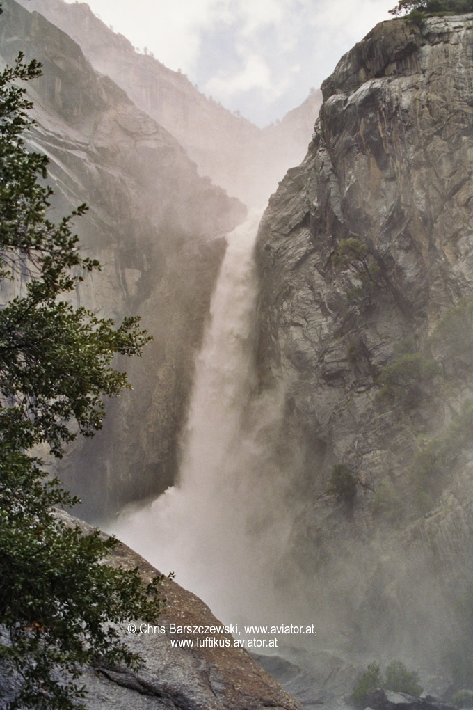 Yosemite_Valley_Waterfall_sm.jpg