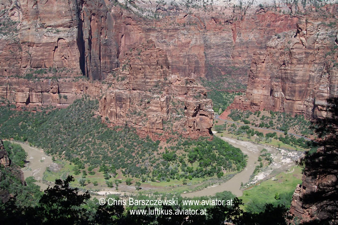 Zion_canyon_1sm.jpg