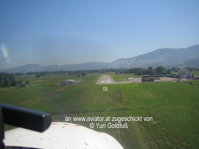 Luftaufnahme Flugplatz Hohenems: Endanflug auf die Piste 05