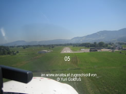 Landeanflug auf die Piste 05 im Sommer - Flugplatz Hohenems loih