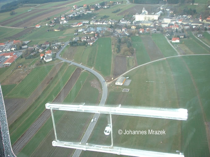 Luftaufnahme Flugplatz Ottenschlag loaa: Blick Richtung Osten auf den Anfang der Piste  21