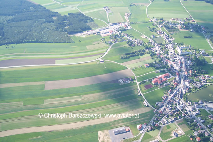 Luftaufnahme Flugplatz Ottenschlag loaa: Blick auf die Piste vom Süden
