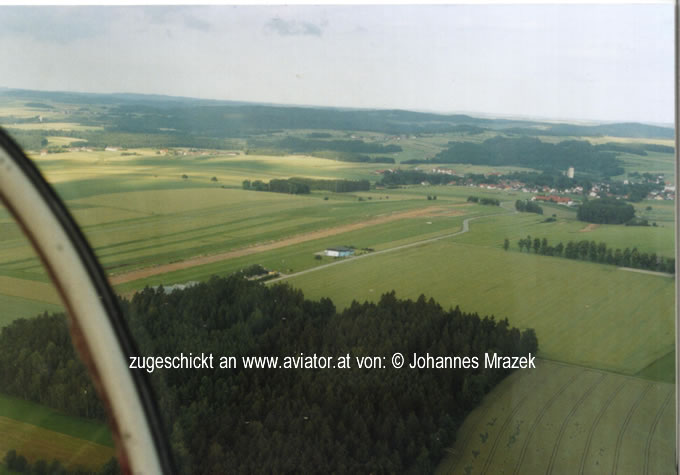 Luftaufnahme Dobersberg loab: Das Bild ist nach dem Start im Querabflug (Piste 30) aufgenommen (d.h. aus Südwesten in Richtung Nordosten) 