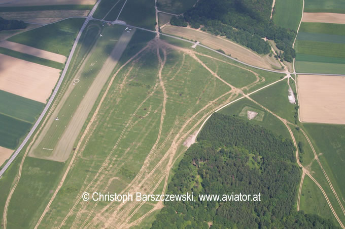 Luftaufnahme Flugplatz Völtendorf load: Blick auf die Piste vom Südwesten