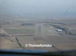 Luftaufnahme Flugplatz Krems Langenlois:  Endanflug auf die Piste 11