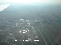 Luftaufnahme Flugplatz Wiener Neustadt Ost: Blick auf die Piste 28