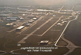 Luftaufnahme Flugplatz Wiener Neustadt Ost: Blick auf die Piste 10 im Endanflug