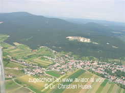 Luftaufnahme Flugplatz Vöslau: Platzrunde B, Anflug auf die Piste 13 nach dem Meldepunkt Berndorf mit dem   Blick auf Tango 