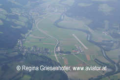 Luftaufnahme Flugplatz Niederöblarn: Die Piste 22 gesehen aus der östlichen Richtung