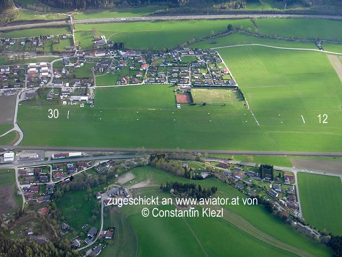 Flugplatz Timmersdorf logt - Blick auf die Piste vom Norden