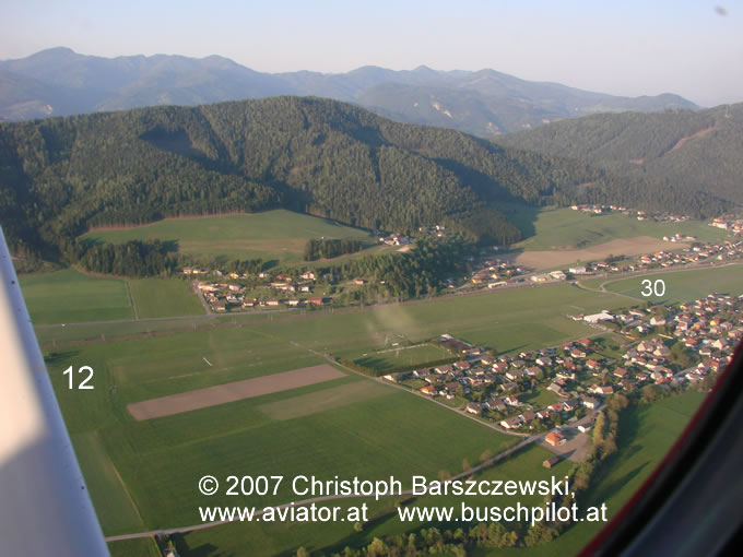 Flugplatz Timmersdorf logt - Blick auf die Piste von der Platzrunde