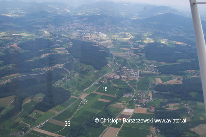 Flugplatz Weiz Unterfladnitz logw - Luftaufnahme Flugplatz Weiz Unterfladnitz  - Die Ansicht aus dem Flugzeug ist aus Südosten nach Nordwesten