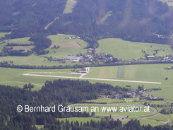 Luftaufnahme Flugplatz Sankt Johann in Tirol loij: Blick vom Osten aus der Platzrunde 