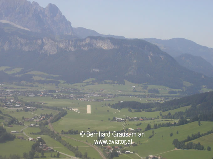 Luftaufnahme Flugplatz Sankt Johann in Tirol loij: Blick auf die Piste im Endanflug Piste 31