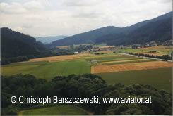 Luftaufnahme Flugplatz Friesach Hirt lokh: kurz vor dem Endanflug auf die Piste 17