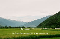 Luftaufnahme: Flugplatz Lienz lokl, Blick auf die Piste 30