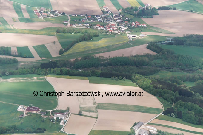 Luftaufnahme Flugplatz St. Georgen lolg: Blick auf die Piste aus der südlichen Richtung leicht nach Osten versetzt, Entfernung ca 1,5 NM