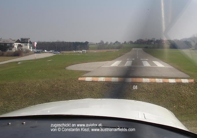 Luftaufnahme Flugplatz Gmunden lolu - Blick auf die Piste 08 im Endanflug