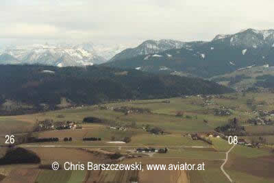 Luftaufnahme Flugplatz Gmunden lolu - Blick auf die Pisten