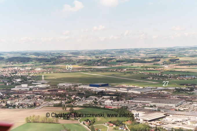 Luftaufnahme Flugplatz Wels lolw: Blick auf die Pisten 27 aus dem Sektor X 