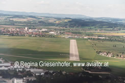 Luftaufnahme Flugplatz Wels lolw: Blick auf die Pisten 27 im Endanflug