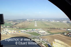 Luftaufnahme Flugplatz Wels lolw: Blick auf die Pisten 09 im Endanflug