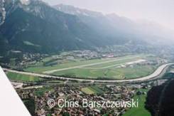Flughafen Innsbruck: die Piste 08 gesehen von der Platzrunde - Blickpunkt befindet sich südwestlich der Piste