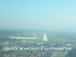 Luftaufnahme Flughafen Klagenfurt lowk: Endanflug vom Westen