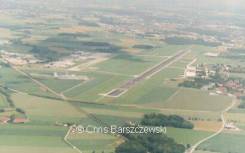 Luftaufnahme: Flughafen  Linz lowl aus der Luft gesehen aus der südwestlicher Richtung