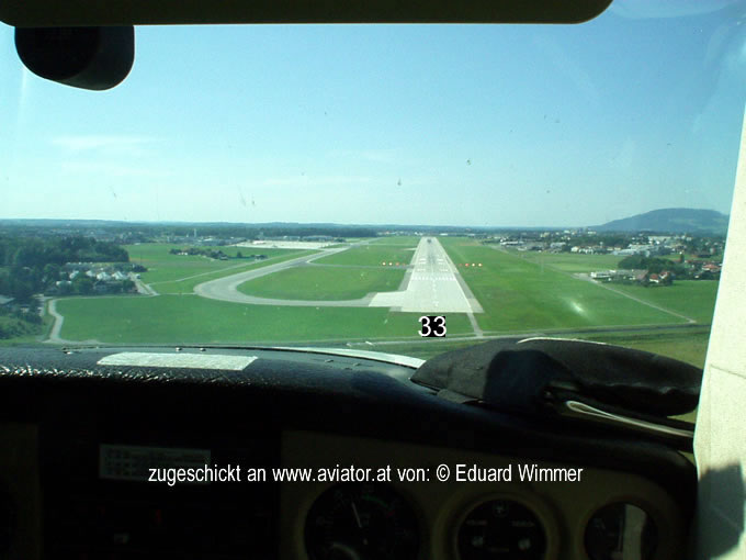 Luftaufnahme Flughafen Salzburg lows:  Endanflug Piste 33