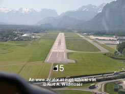 Luftaufnahme Flughafen Salzburg lows:  Endanflug Piste 15