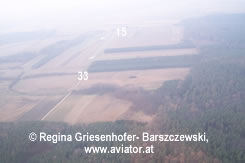 Blick aus dem Querabflug auf die Piste 15 in Punitz-Gsing