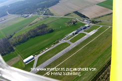 Flugplatz Punitz-Güsing -Blick auf den Turm kurz vor dem Aufsetzen auf die Piste 15 vom Osten 