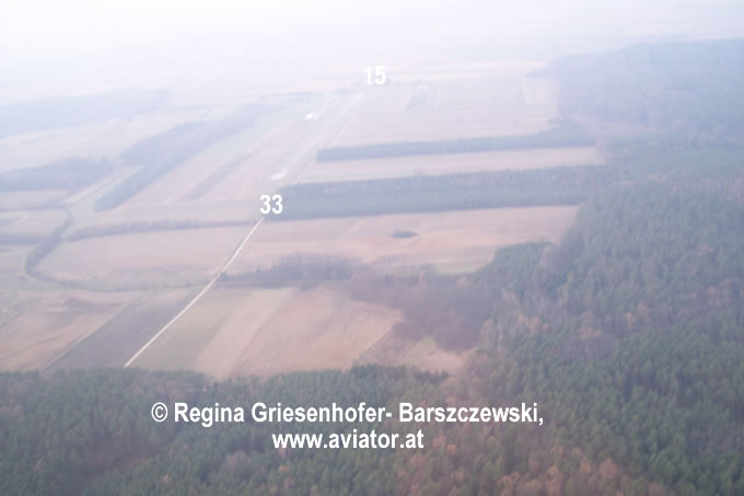 Luftaufnahme: Blick auf den Flugplatz Punitz Güssing aus derm Querabflug Piste 15