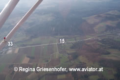 Flugplatz Pinkafeld logp: Blick vom Ort Pinkafeld auf die Landebahn