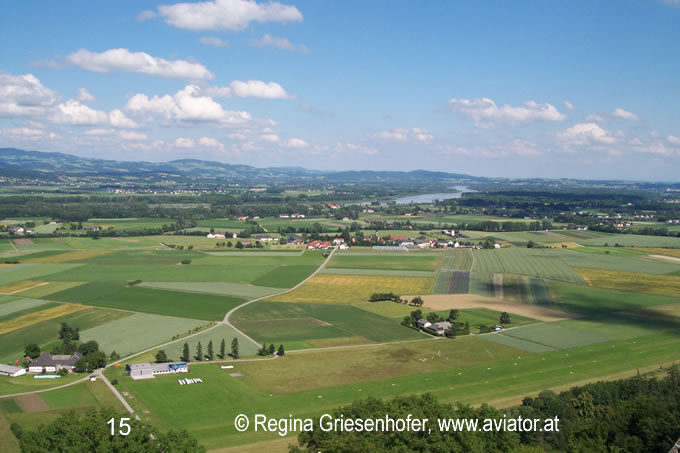 Luftaufnahme Flugplatz Eferding lole: Blick vom Südosten auf die Piste 33