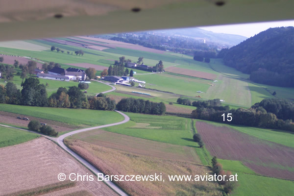 Luftaufnahme Flugplatz Eferding lole: Blick vom Norden auf die Piste 15 beim Einkurven in den Endanflug