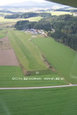 Luftaufnahme Flugplatz Freistadt lolf: Blick auf die Piste vom Nordwesten
