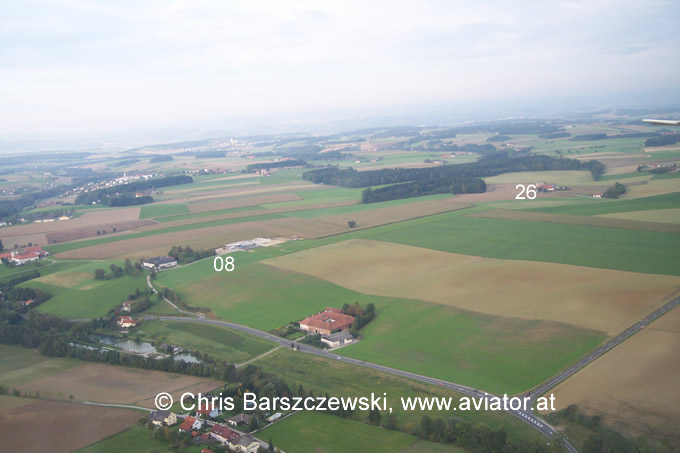 Luftaufnahme Flugplatz HB Hofkirchen: Queranflug auf die Piste 08