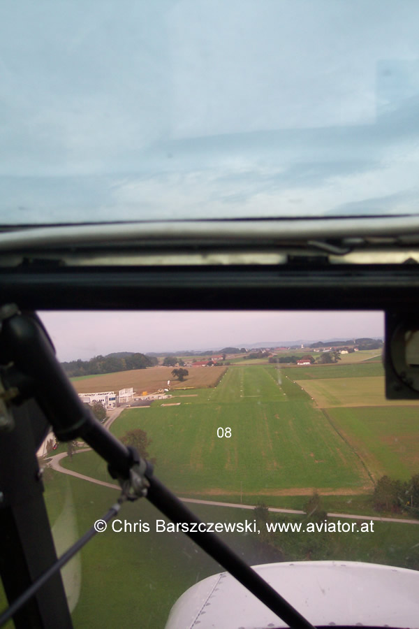 Luftaufnahme Flugplatz HB Hofkirchen: Endanflug Piste 08