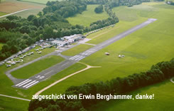 Luftaufnahme Flugplatz Ried kirchheim lolk: Blick auf die Piste 30 aus der Richtung Nordosten