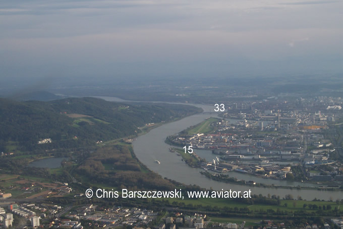 Flugplatz Linz Ost, lolo - Blick auf die Piste in einem Vorbeiflug nördwestlich des Flugplatzes